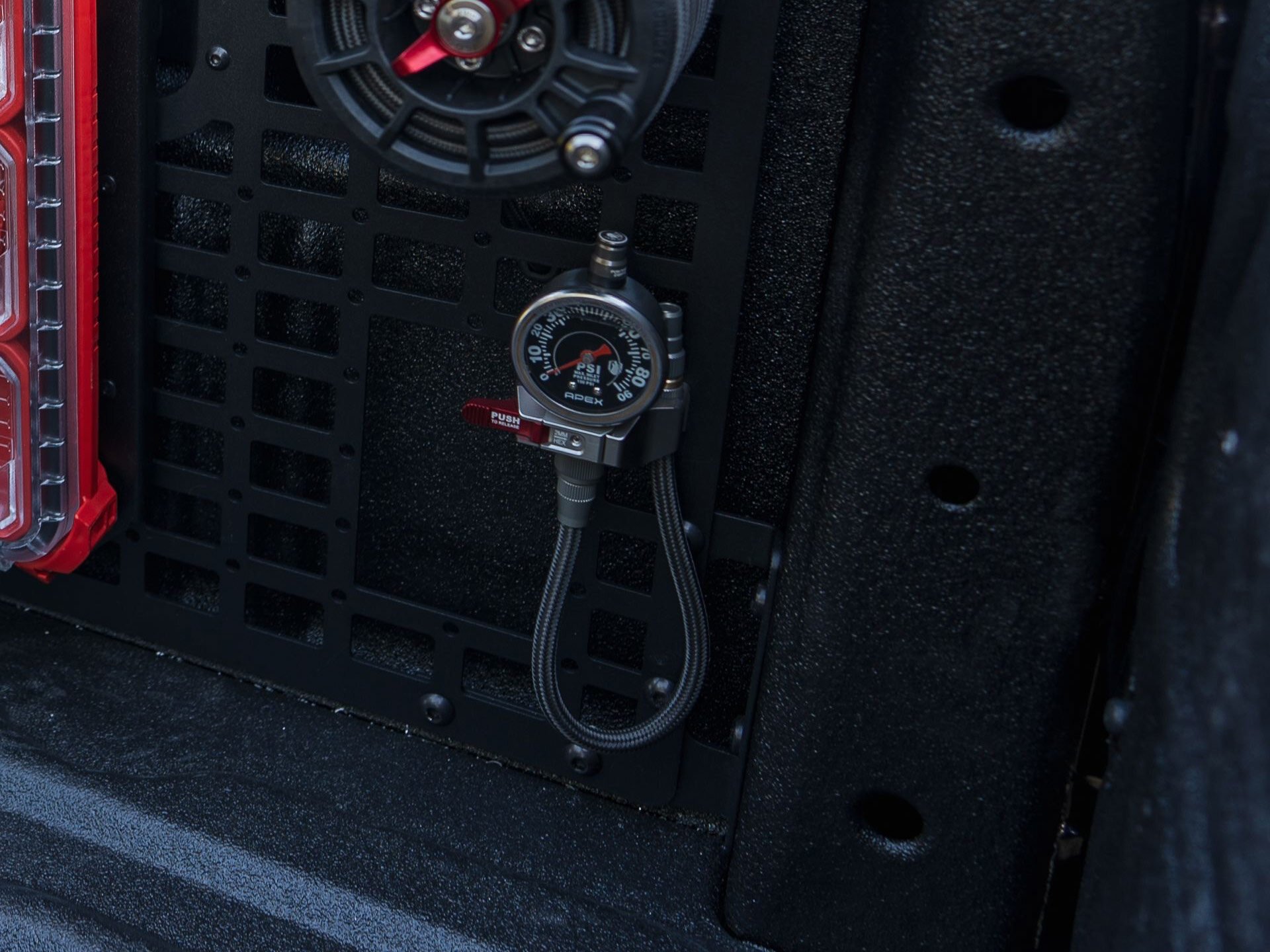 AGwagon-Features-Bed-Tire-Pressure-Gauge