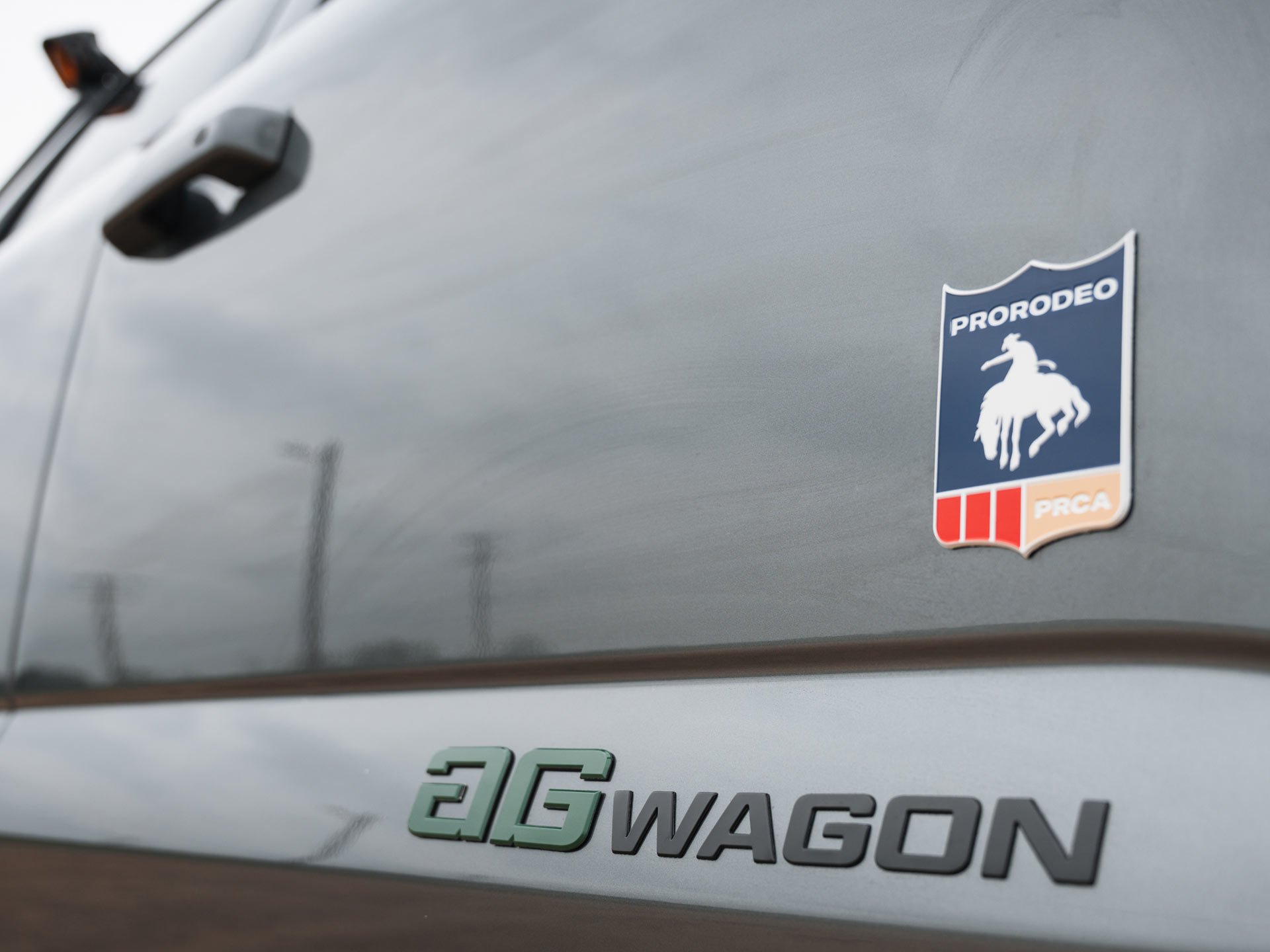 Features-PRORODEO-Badge-Door
