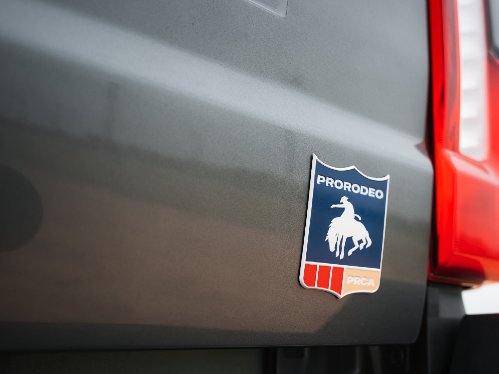 Features-PRORODEO-Badge-Tailgate